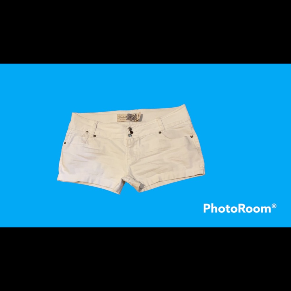 White Jean Shorts le Chateau